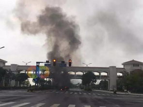 太原小区爆炸现场，烈火蔓延浓烟滚滚，居民生命财产安全受到严重威胁