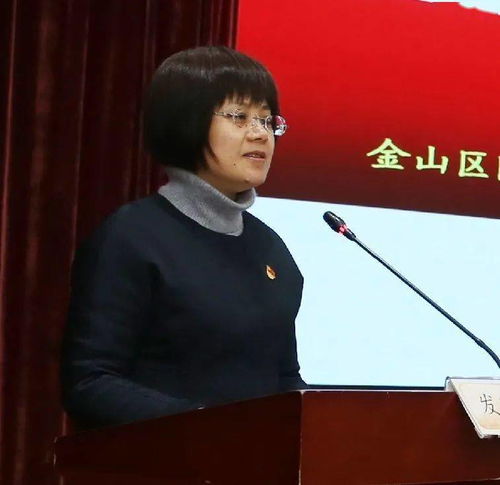 张桂梅为丁王英戴上第一枚党徽