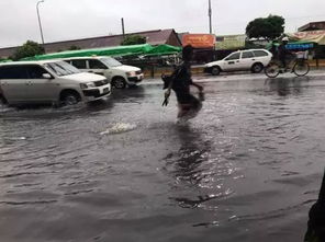 武汉暴雨路面被淹男子蹚水过街
