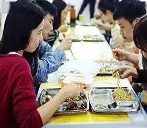 孝子典范，20岁大哥独自支撑，将4个弟妹培养成大学生
