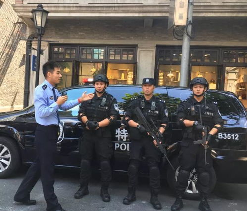 特警和想摸枪的小朋友互动太温馨